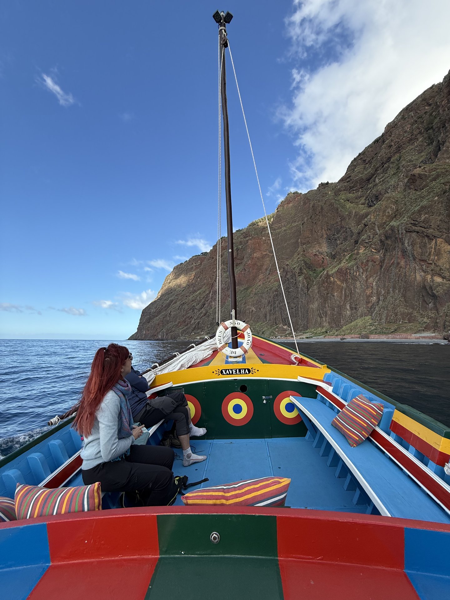 Colorful Xavelha bow pointing toward the cliffs
